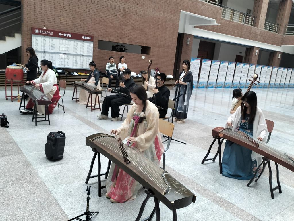 絲竹和鳴書墨韻 霓裳翩躚奏華章——我校第二屆華音民樂節成功舉辦